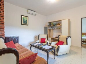 TV, foosball, table tennis - Four Bedroom Holiday Home with Pool and Gym (Dicmo Kraj)