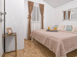 2 bedrooms, iron/ironing board, WiFi, bed sheets - Two Bedroom Holiday Home with Pool (Kastel Stafilic)