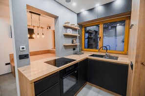 Fridge, oven, stovetop, dishwasher