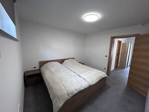 2 bedrooms, iron/ironing board, Internet, bed sheets