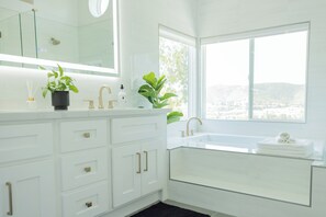 Hårtørrer, håndklæder, Sæbe, Toiletpapir