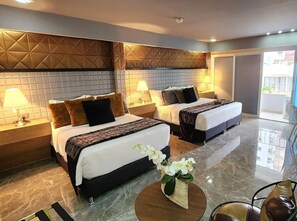 Familierom, balkong, byutsikt | Senger med Select Comfort-madrass, minibar og skrivebord