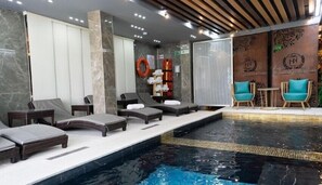 2 innendørsbassenger