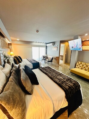 家庭客房, 陽台, 城市景觀 | Select Comfort 床墊、迷你吧、書桌、遮光布/窗簾