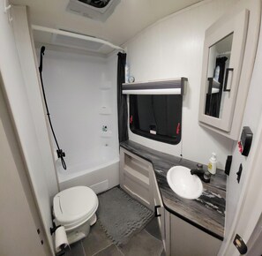 Shower, hair dryer, towels, soap - Come Glamping in this luxurious 2022 RV in DT FT MYERS, Very Private Space! (Fort Myers)