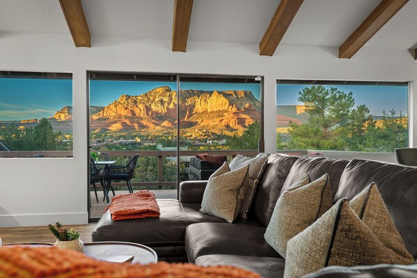 Smart TV, chimenea, videojuegos, futbolito