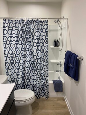 Toallas, jabón, shampoo, papel higiénico