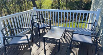 New Charming 3-bedroom townhome with WiFi and AC in Winchester