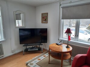 Fireplace - Holiday home with panoramic views over the lake and private boat (Holmsjö)