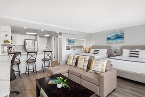 Studio, 2 queensize-senger, balkong, byutsikt (1 Bedroom) | Oppholdsområde