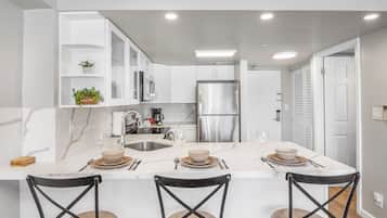 Apartment (1 Bedroom) | Dining room