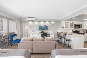 Studio, 2 queensize-senger, balkong, byutsikt (1 Bedroom) | Oppholdsområde