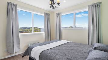3 bedrooms, desk, iron/ironing board, WiFi (free)
