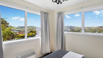 3 bedrooms, desk, iron/ironing board, free WiFi