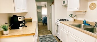 Chic & Cozy 1 bedroom guest-house in the heart of Medford