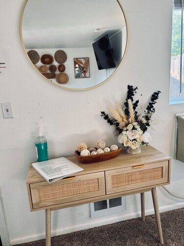 Chic & Cozy 1 bedroom guest-house in the heart of Medford