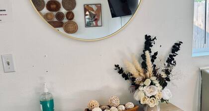 Chic & Cozy 1 bedroom guest-house in the heart of Medford