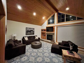 Smart TV, fireplace, books - AMAZING!!! Fremont Crossing Townhome w/Hot Tub with Sharc Passes - sleeps 9 (Sunriver)