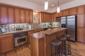 Fridge, microwave, oven, stovetop - AMAZING!!! Fremont Crossing Townhome w/Hot Tub with Sharc Passes - sleeps 9 (Sunriver)