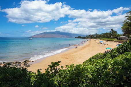 Beach nearby, white sand, beach towels