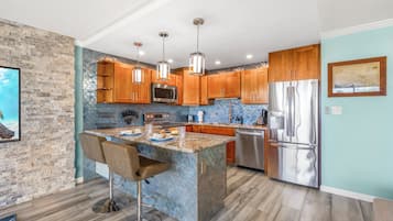Departamento familiar, 1 cama King size y sofá cama, vista al jardín (1 BR 1011) | Cocina privada | Refrigerador con congelador, microondas, horno y cafetera y tetera