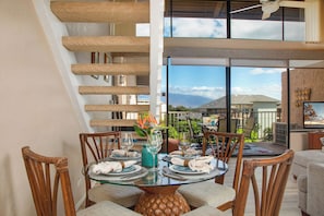 Familienapartment, 2 Schlafzimmer, Balkon, Bergblick | Essbereich im Zimmer