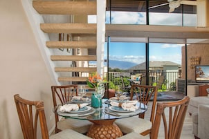 Familienapartment, 2 Schlafzimmer, Balkon, Bergblick | Essbereich im Zimmer