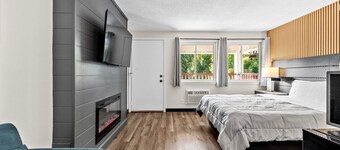 Queen Bed - Boutique Hotel - Near Beach