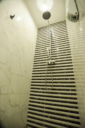 Family Studio Suite, Balcony, Garden View | Bathroom
