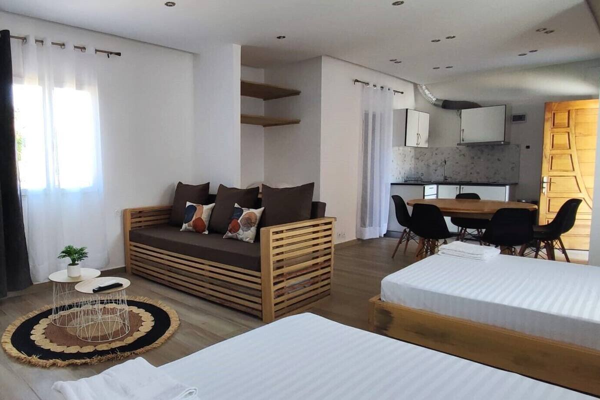 Family Studio Suite, Balcony, Garden View | Living area