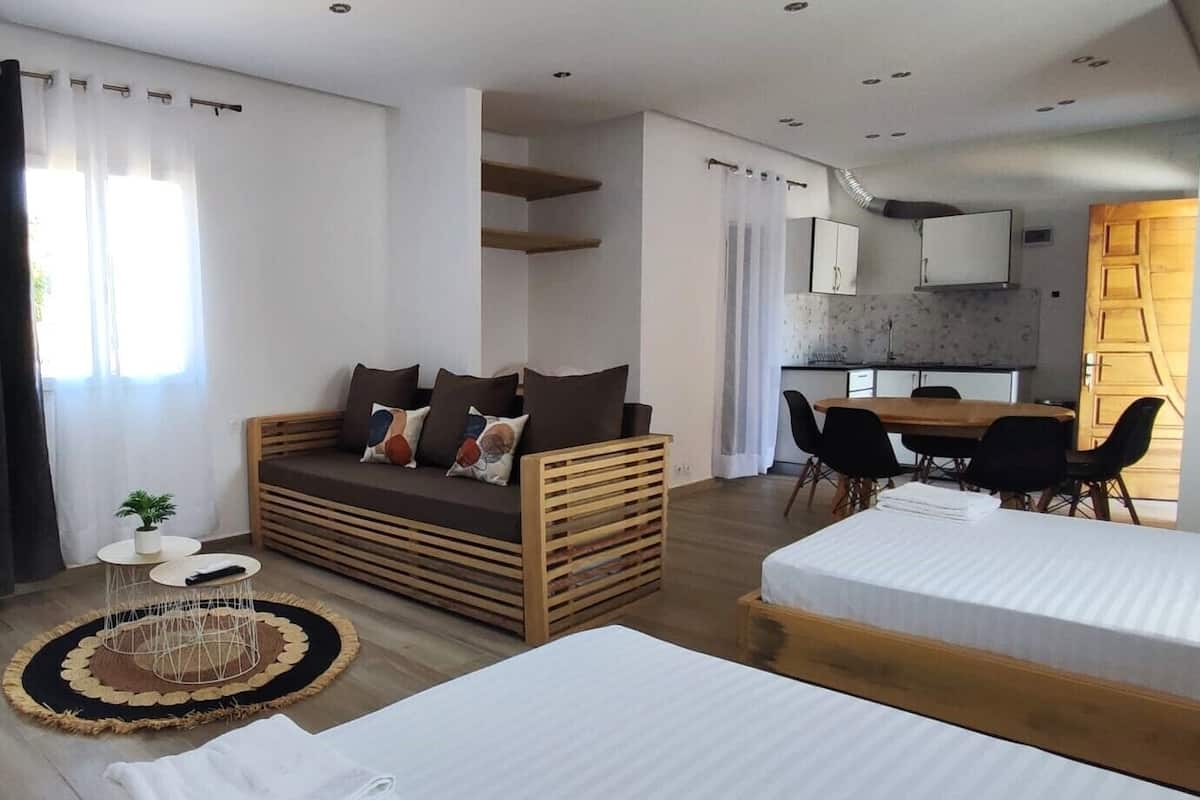 Suite monolocale familiare, balcone, vista giardino | Area soggiorno