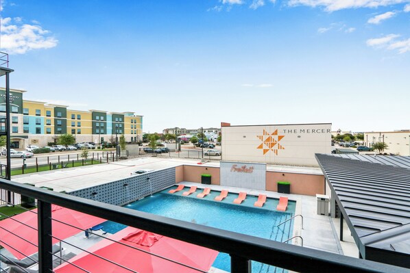 Zona de piscina con vista al hotel Mercer al fondo.