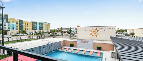 Zona de piscina con vista al hotel Mercer al fondo.