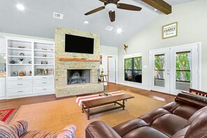 Curl up in the airy living room & stream your favorites on the smart TV - Beautiful Lakefront Cabin | Firepit | Grill Smoker (New Braunfels)