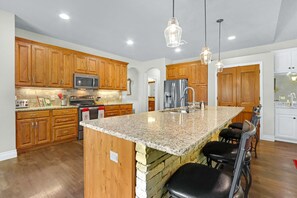 Fridge, microwave, oven, stovetop - Beautiful Lakefront Cabin | Firepit | Grill Smoker (New Braunfels)