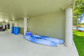 Set off on a kayaking adventure and discover new horizons! - Beautiful Lakefront Cabin | Firepit | Grill Smoker (New Braunfels)
