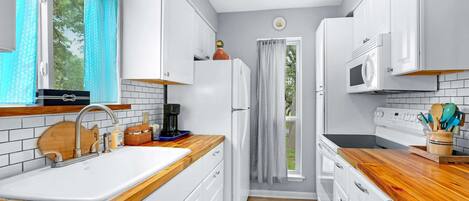 Frigorifero, microonde, forno, piano cottura