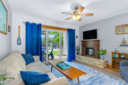Charming Lakeside Condo - Moments to Lake Fun