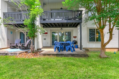 Charming Lakeside Condo - Moments to Lake Fun