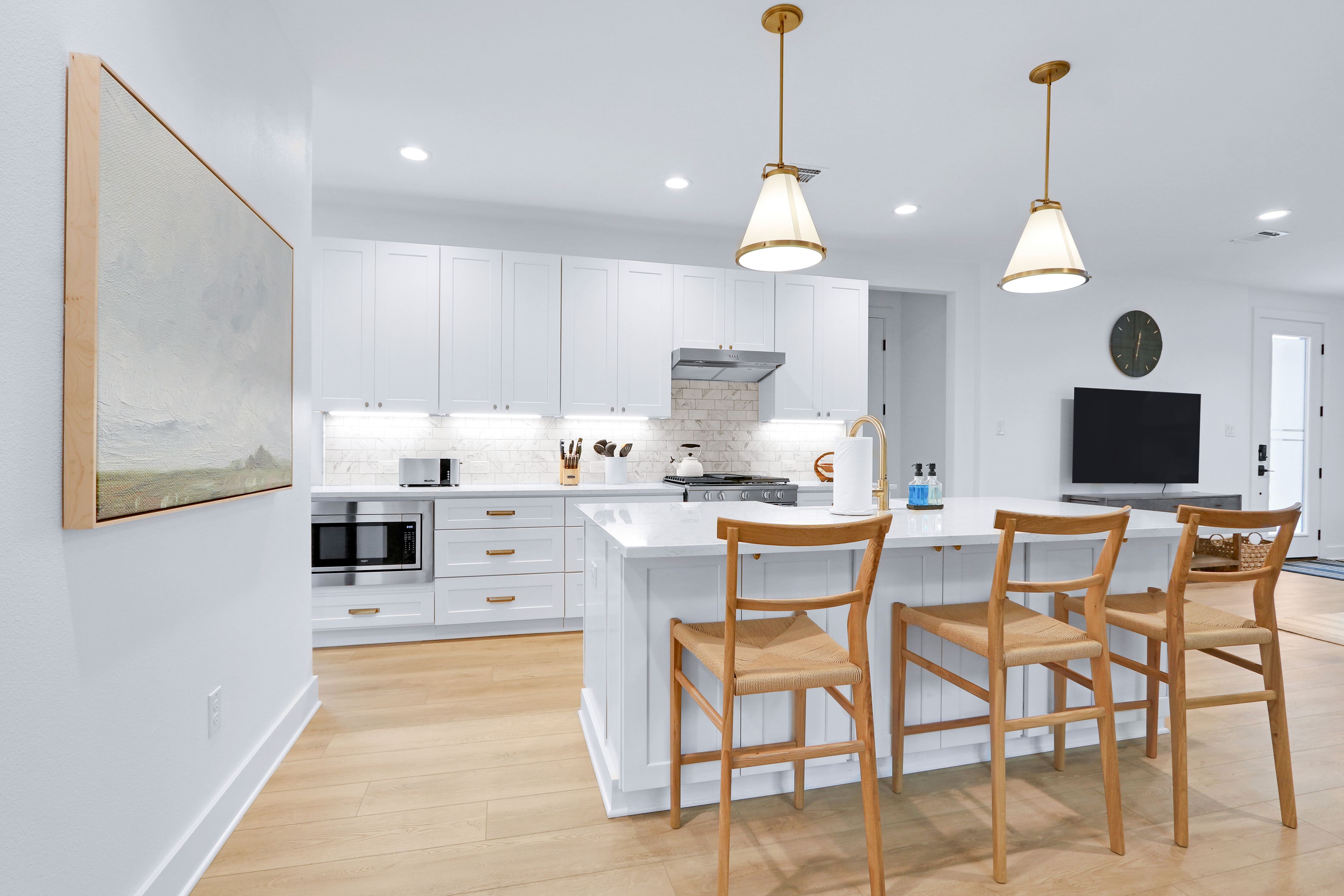 Gather for meals together at the dining table or sip coffee at the kitchen island