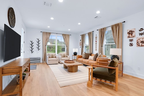 Chic Modern Farm Haus - Minutes to Everything
