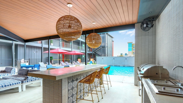 Outdoor dining - Pure Texas Poolside Oasis | Steps to Entertainment (New Braunfels)