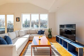Smart TV, computer monitors - Modern Lakefront Retreat (Saugerties)
