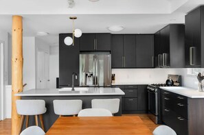 Réfrigérateur, micro-ondes, four, plaque de cuisson