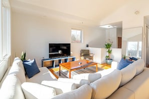 Smart TV, computer monitors - Modern Lakefront Retreat (Saugerties)