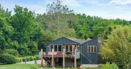 Modern Lakefront Retreat