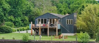 Modern Lakefront Retreat