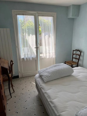 2 habitaciones y tabla de planchar con plancha 