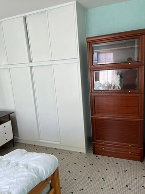 2 bedrooms, iron/ironing board