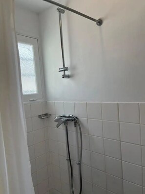 Douche, sèche-cheveux, papier toilette